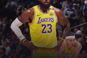 詹姆斯回归赛场，回归赛场首场状态亮眼，FPX观众沸腾！的简单介绍