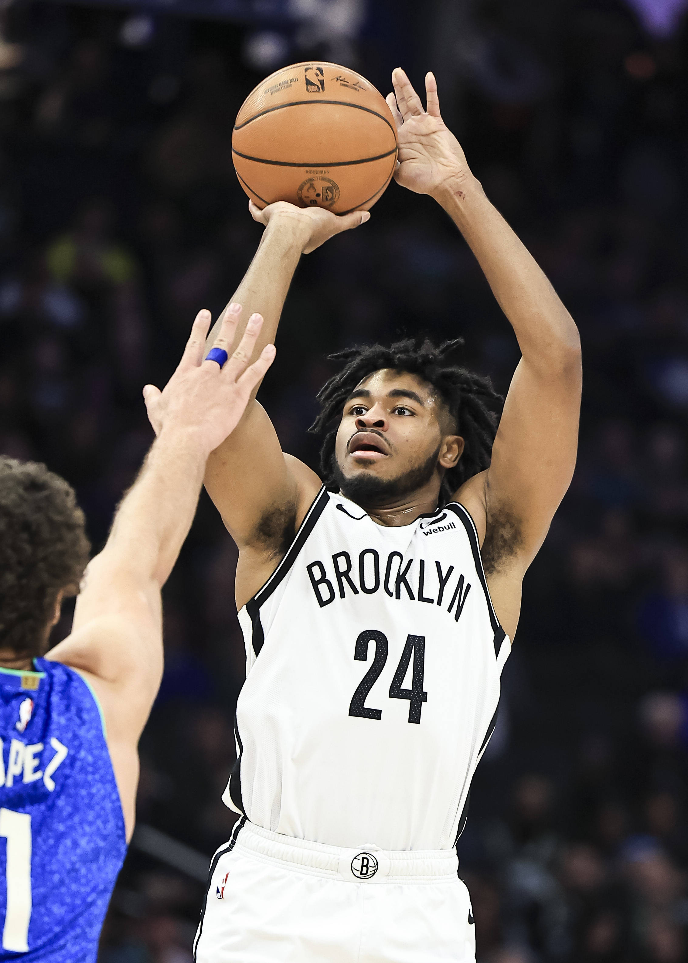 关于布鲁克林篮网训练开放日；窗口期回应争议引欢呼；社区盾在即；身体对抗强度拉满的信息